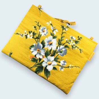 Housse matelassée pour livres et tablettes en tissu floral vintage jaune, création originale pièce unique faite main à Paris.