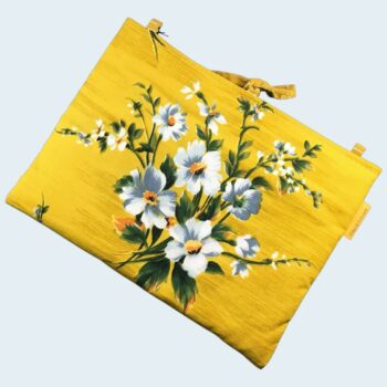 Housse matelassée pour livres et tablettes en tissu floral vintage jaune, création originale pièce unique faite main à Paris.