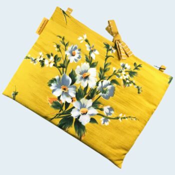 Housse matelassée pour livres et tablettes en tissu floral vintage jaune, création originale pièce unique faite main à Paris.