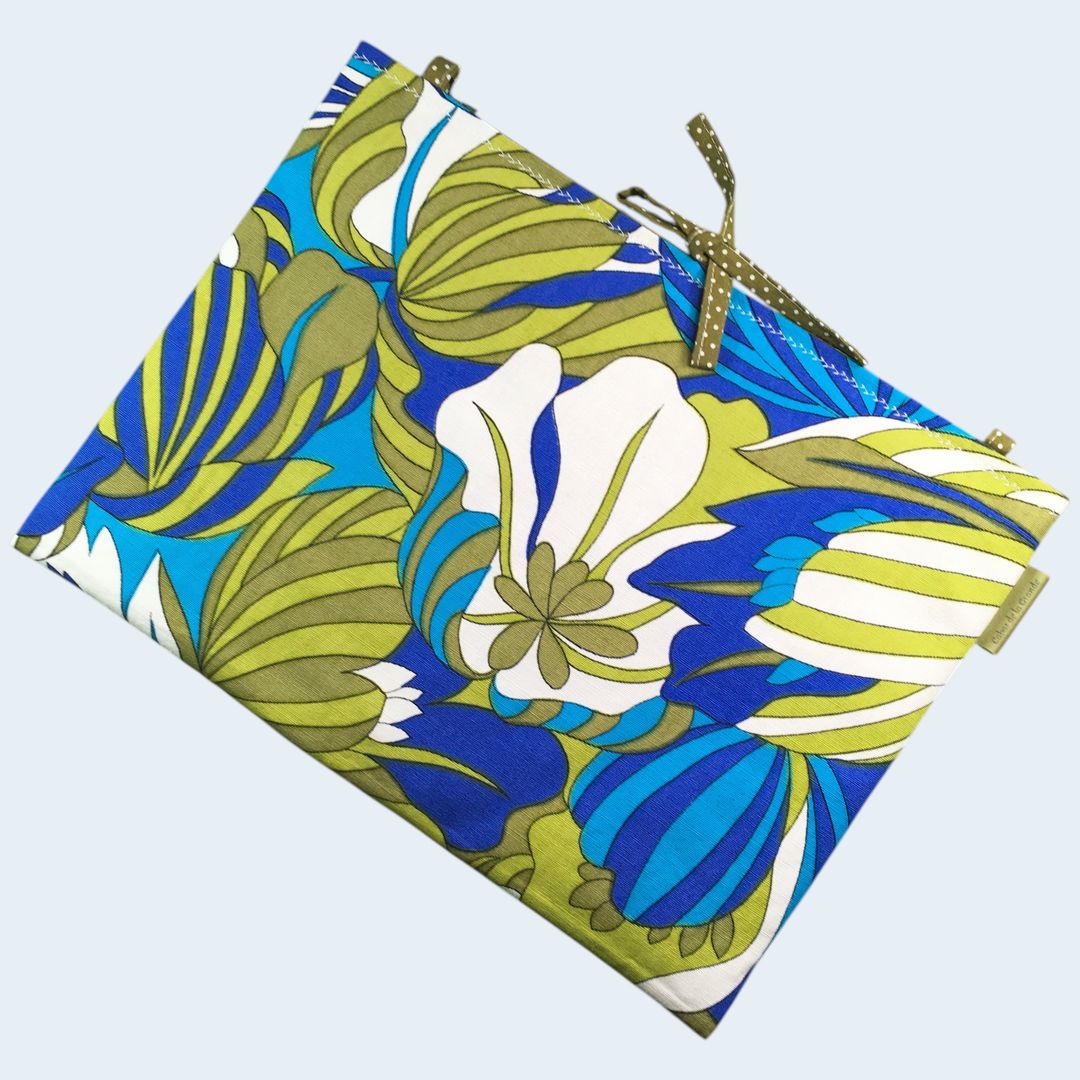 Housse laptop 13 pouces vintage en tissu fleuri graphique, création originale faite main à Paris, étui doublé réversible. Doublure verte, exemplaire 2 recto face A.