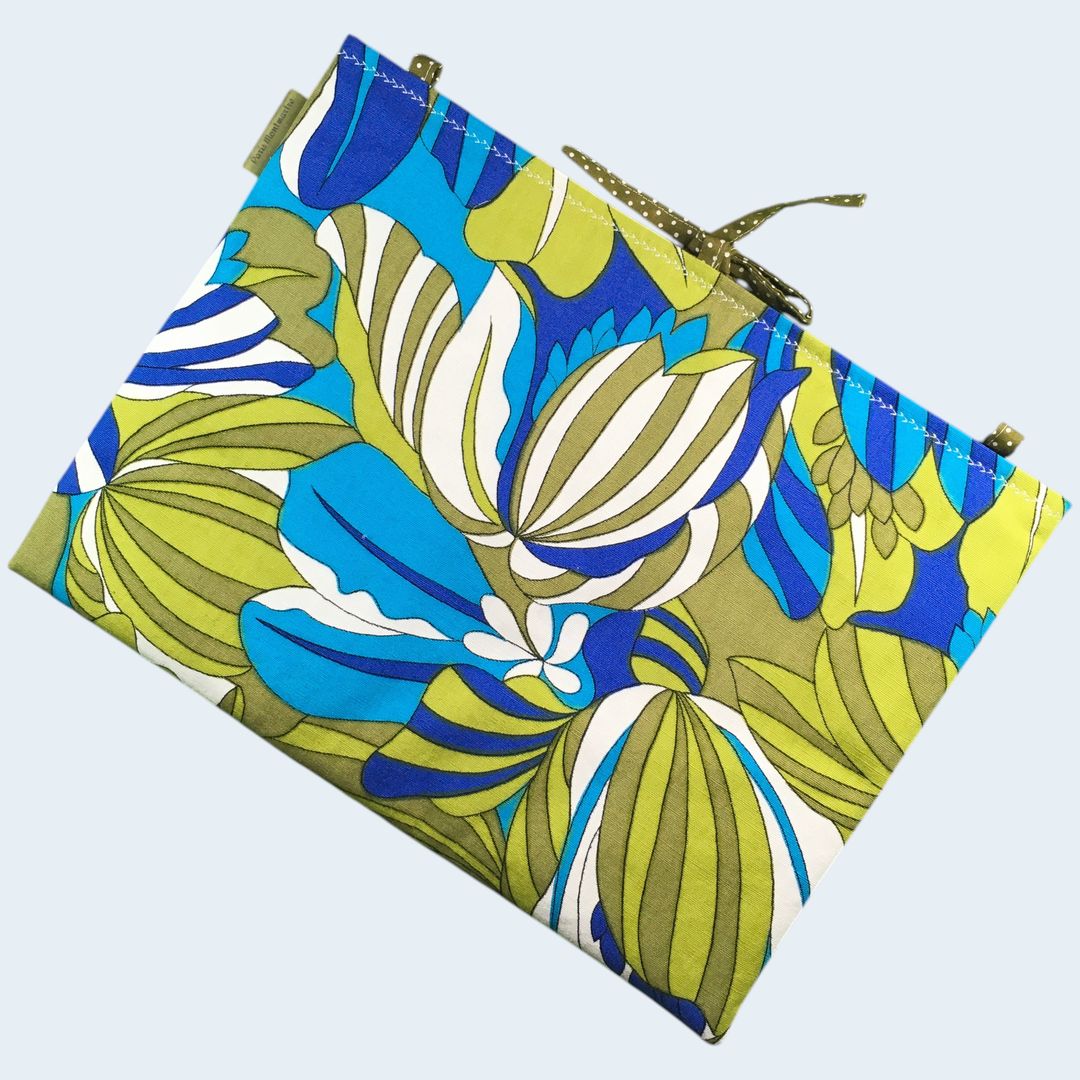Housse laptop 13 pouces vintage en tissu fleuri graphique, création originale faite main à Paris, étui doublé réversible. Doublure verte, exemplaire 2 recto face B.