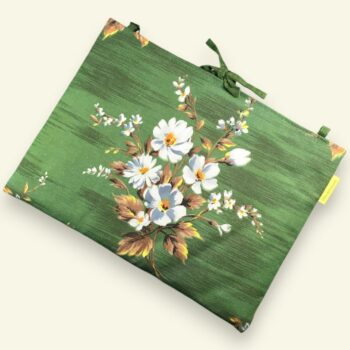 Housse ordinateur 13 pouces en tissu floral vert vintage, motif rétro champêtre, création originale faite main à Paris, étui doublé réversible.