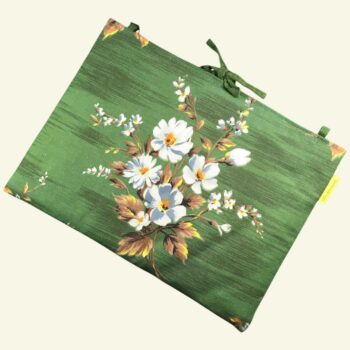 Housse ordinateur 13 pouces en tissu floral vert vintage, motif rétro champêtre, création originale faite main à Paris, étui doublé réversible. Exemplaire 1 recto face A.