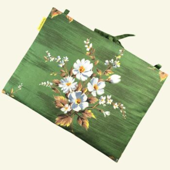 Housse ordinateur 13 pouces en tissu floral vert vintage, motif rétro champêtre, création originale faite main à Paris, étui doublé réversible. Exemplaire 1 recto face B.