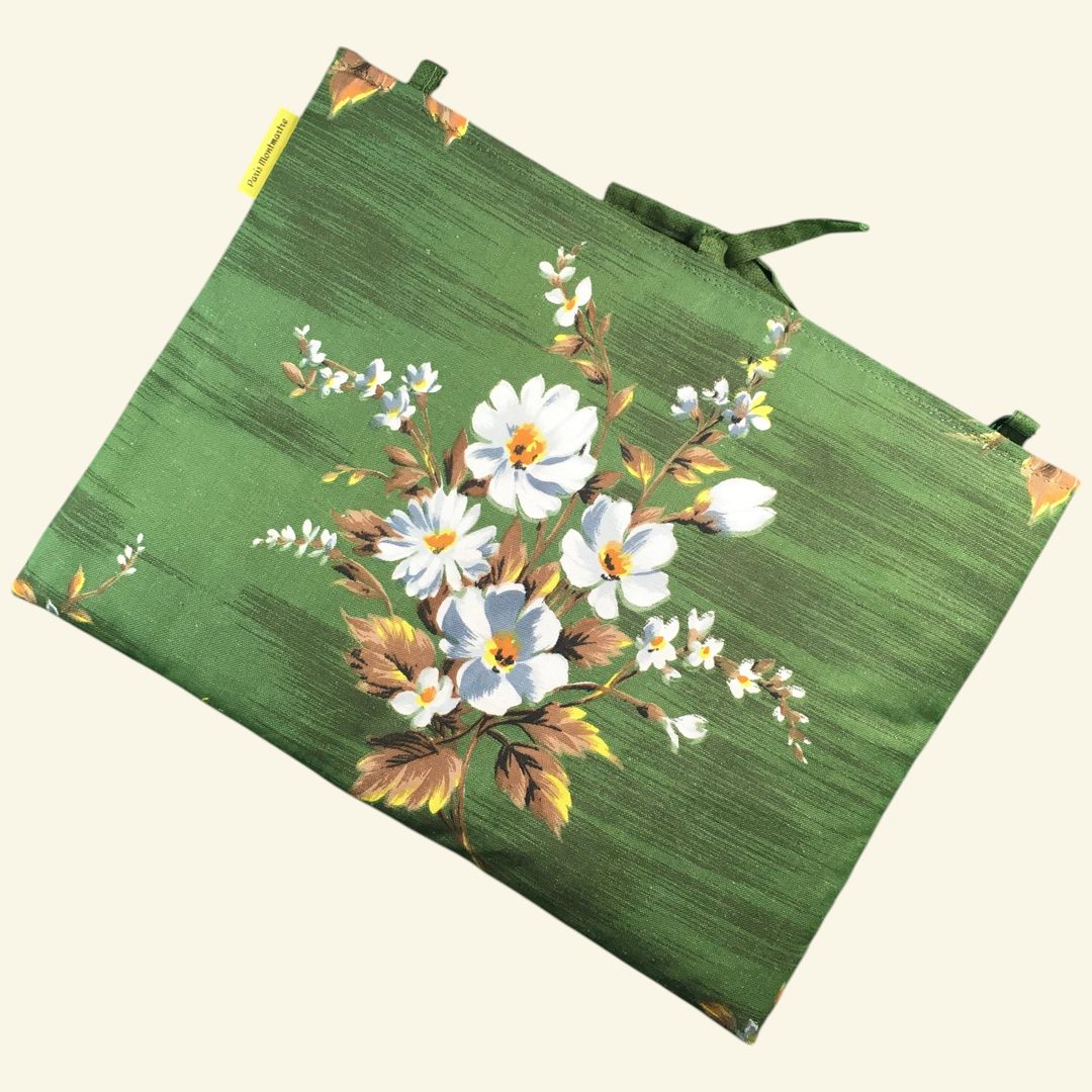 Housse ordinateur 13 pouces en tissu floral vert vintage, motif rétro champêtre, création originale faite main à Paris, étui doublé réversible. Exemplaire 1 recto face B.