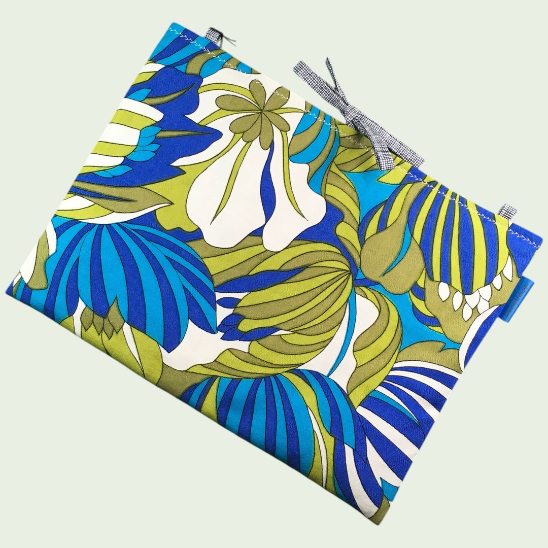 Pochette ordinateur 13 pouces en tissu imprimé vintage, création originale faite main à Paris, étui doublé réversible pouvant être porté en bandoulière. Doublure bleue. Exemplaire 3 recto face A.