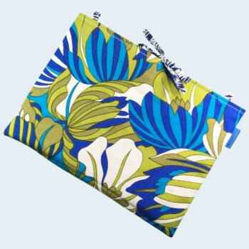 Pochette ordinateur 13 pouces artisanale en tissu rétro fleuri, création originale faite main à Paris, étui doublé réversible. Doublure feuillage stylisé. Exemplaire 1 recto face A.