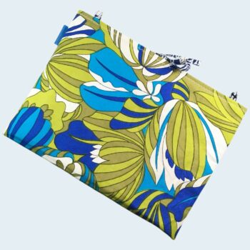 Pochette ordinateur 13 pouces artisanale en tissu rétro fleuri, création originale faite main à Paris, étui doublé réversible. Doublure feuillage stylisé. Exemplaire 1 recto face B.