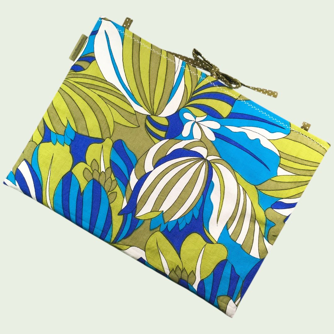 Housse laptop 13 pouces vintage en tissu fleuri graphique, création originale faite main à Paris, étui doublé réversible. Doublure verte, exemplaire 3 recto face B.