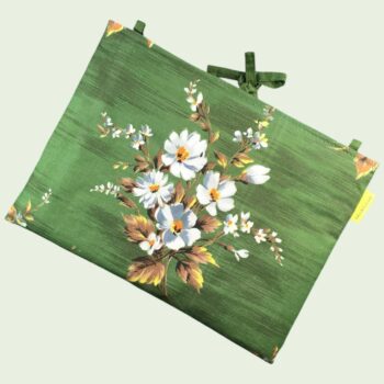 Housse ordinateur 13 pouces en tissu floral vert vintage, motif rétro champêtre, création originale faite main à Paris, étui doublé réversible. Exemplaire 2 recto face A.
