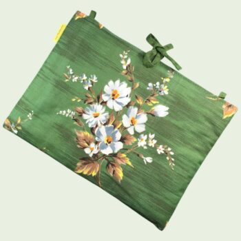 Housse ordinateur 13 pouces en tissu floral vert vintage, motif rétro champêtre, création originale faite main à Paris, étui doublé réversible. Exemplaire 2 recto face B.