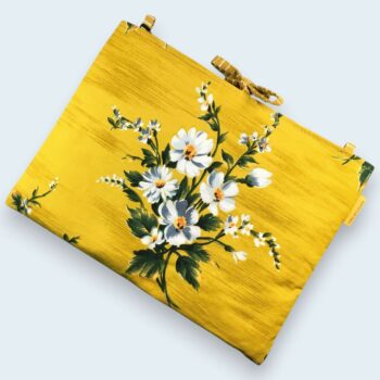 Housse ordinateur 13 pouces, tissu floral vintage jaune moutarde, esprit champêtre, création originale faite main à Paris, étui doublé réversible.