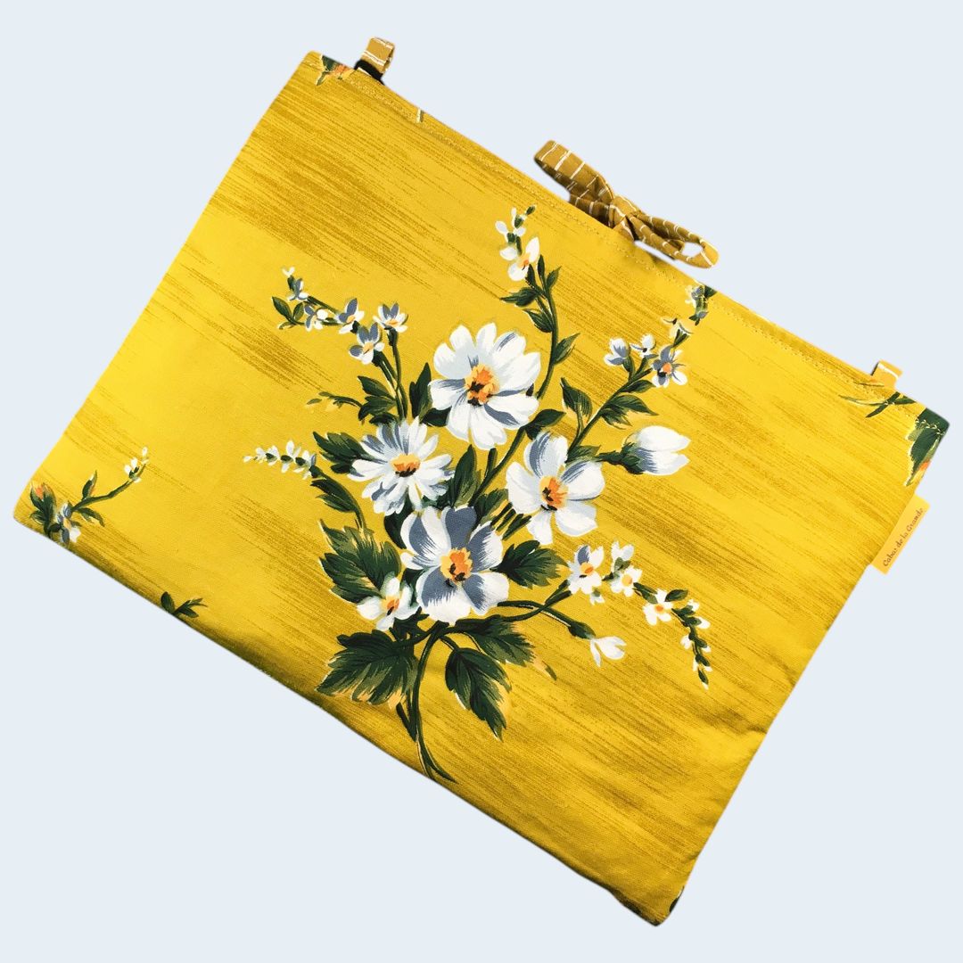 Housse ordinateur 13 pouces, tissu floral vintage jaune moutarde, esprit champêtre, création originale faite main à Paris, étui doublé réversible.