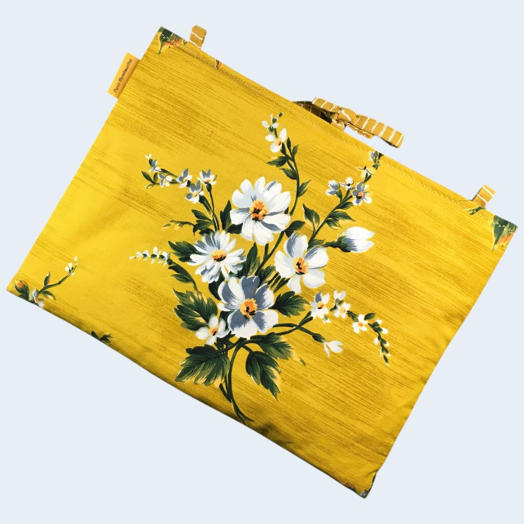 Housse ordinateur 13 pouces, tissu floral vintage jaune moutarde, esprit champêtre, création originale faite main à Paris, étui doublé réversible.