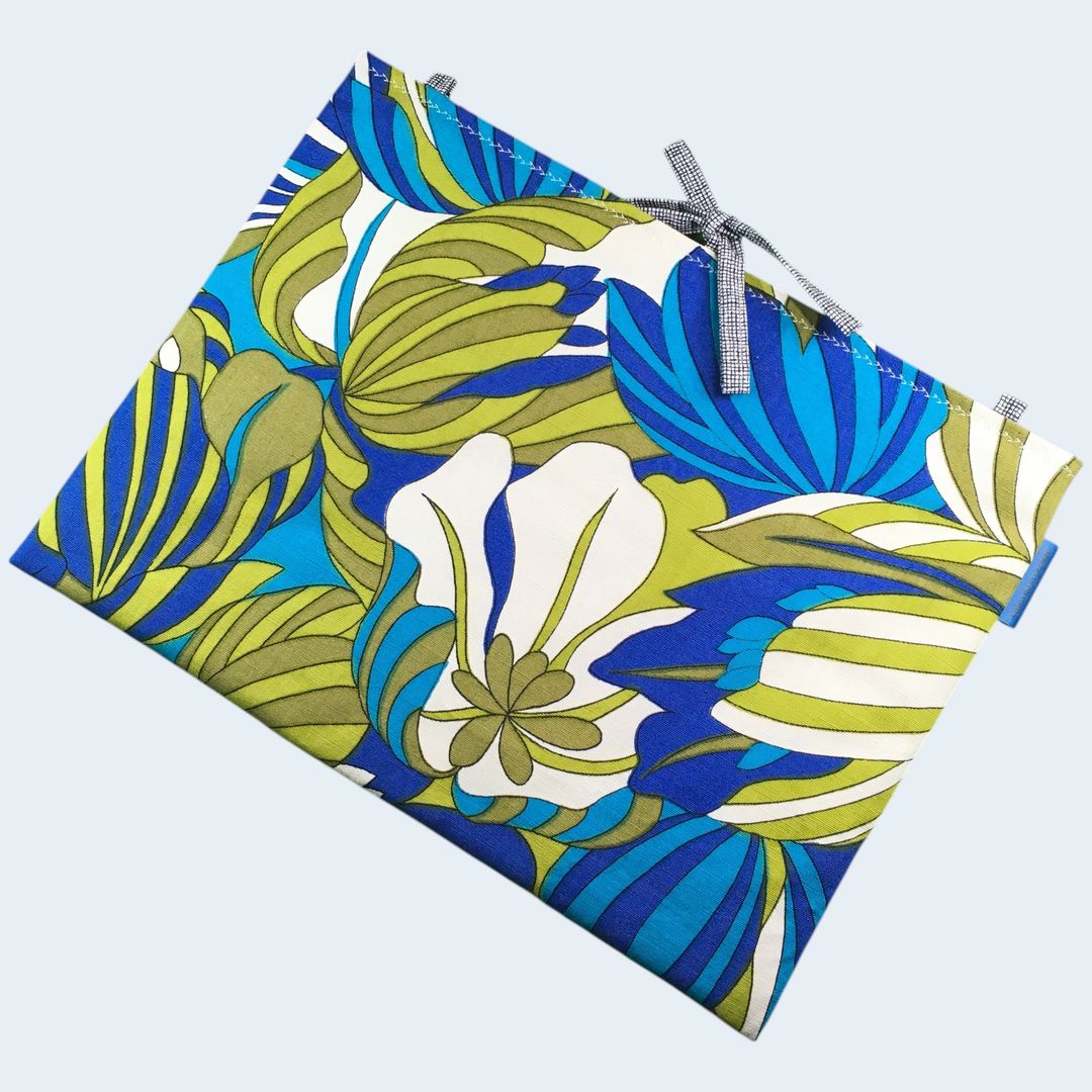 Pochette ordinateur 13 pouces en tissu imprimé vintage, création originale faite main à Paris, étui doublé réversible pouvant être porté en bandoulière. Doublure bleue. Exemplaire 2 recto face A.