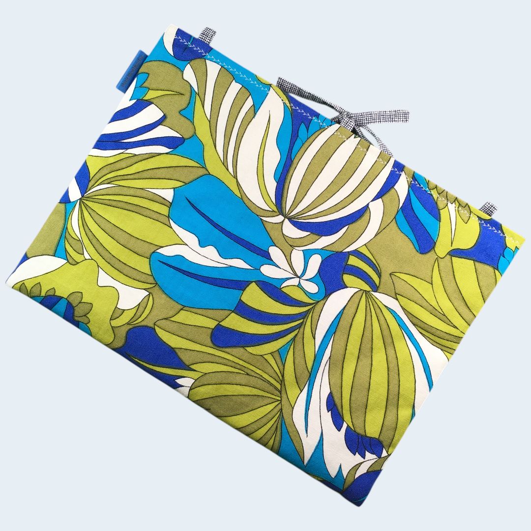 Pochette ordinateur 13 pouces en tissu imprimé vintage, création originale faite main à Paris, étui doublé réversible pouvant être porté en bandoulière. Doublure bleue. Exemplaire 2 recto face B.