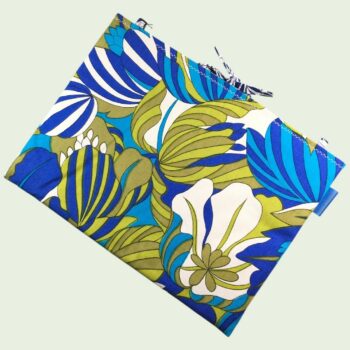 Pochette ordinateur 13 pouces artisanale en tissu rétro fleuri, création originale faite main à Paris, étui doublé réversible. Doublure feuillage stylisé. Exemplaire 2 recto face A.