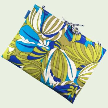 Pochette ordinateur 13 pouces artisanale en tissu rétro fleuri, création originale faite main à Paris, étui doublé réversible. Doublure feuillage stylisé. Exemplaire 2 recto face B.