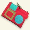 Pochette à tablettes matelassée rouge, housse à livres, création originale pièce unique, tissu revalorisé Marignan années 1960s. Taille S1, exemplaire 2 sur 3, recto face A.