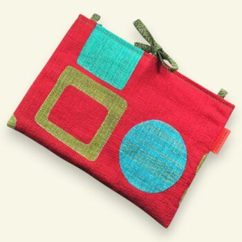 Pochette à tablettes matelassée rouge, housse à livres, création originale pièce unique, tissu revalorisé Marignan années 1960s. Taille S1, exemplaire 2 sur 3, recto face A.