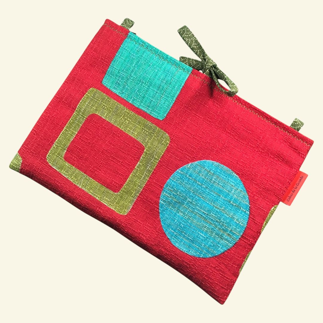 Pochette à tablettes matelassée rouge, housse à livres, création originale pièce unique, tissu revalorisé Marignan années 1960s. Taille S1, exemplaire 2 sur 3, recto face A.