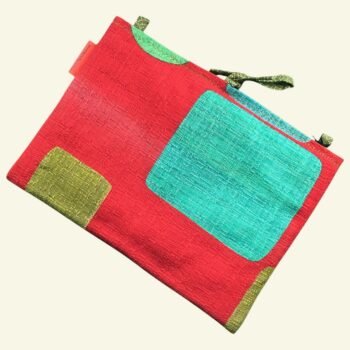 Pochette à tablettes matelassée rouge, housse à livres, création originale pièce unique, tissu revalorisé Marignan années 1960s. Taille S1, exemplaire 2 sur 3, recto face B.