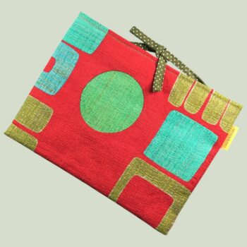 Pochette à livres matelassée rouge, étui pour tablettes, fait main, création originale pièce unique, tissu vintage barkcloth années 1960s. Taille S2, exemplaire 2, recto face A.