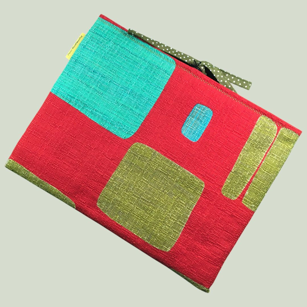 Pochette à livres matelassée rouge, étui pour tablettes, fait main, création originale pièce unique, tissu vintage barkcloth années 1960s. Taille S2, exemplaire 2, recto face B.