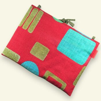 Housse ordinateur 13 pouces en tissu vintage graphique rouge, création originale faite main à Paris, étui doublé réversible.