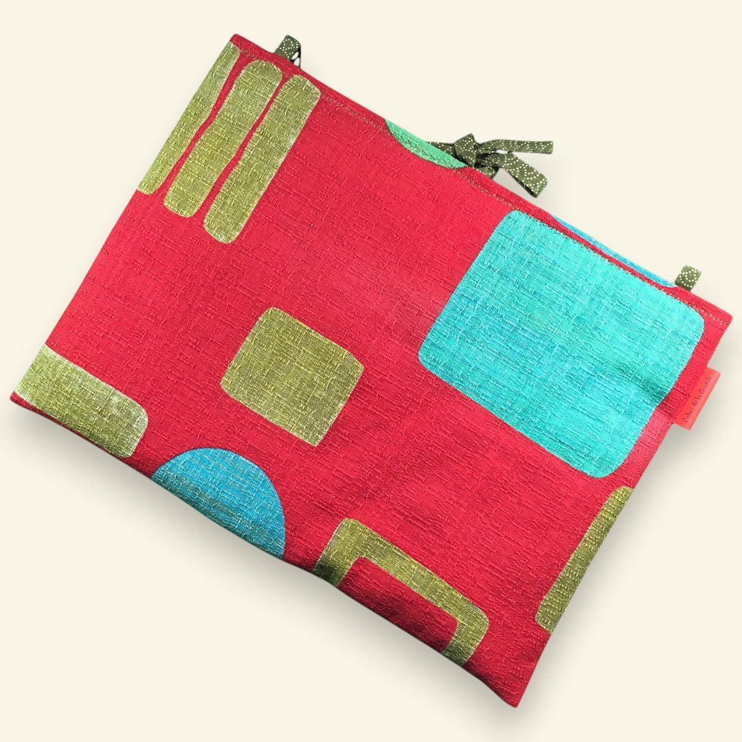 Housse ordinateur 13 pouces en tissu vintage graphique rouge, création originale faite main à Paris, étui doublé réversible.
