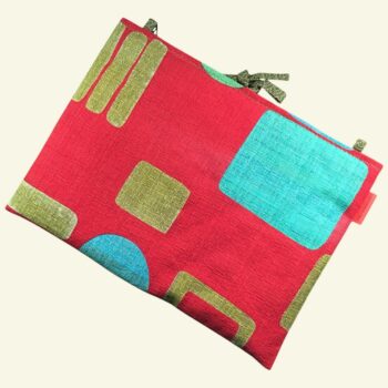 Housse ordinateur 13 pouces en tissu vintage graphique rouge, création originale faite main à Paris, étui doublé réversible. Exemplaire 1 recto face A.