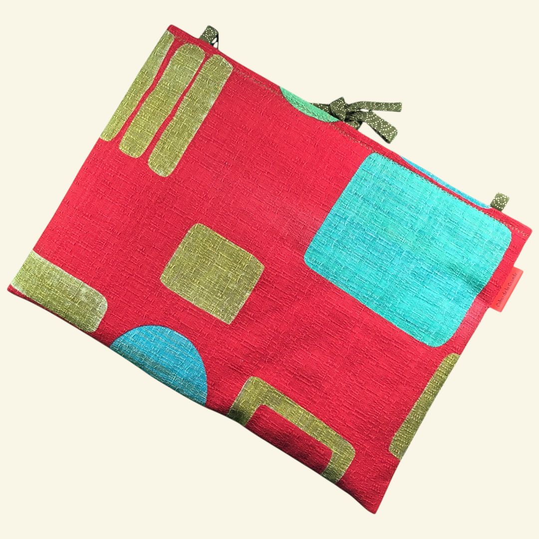 Housse ordinateur 13 pouces en tissu vintage graphique rouge, création originale faite main à Paris, étui doublé réversible. Exemplaire 1 recto face A.
