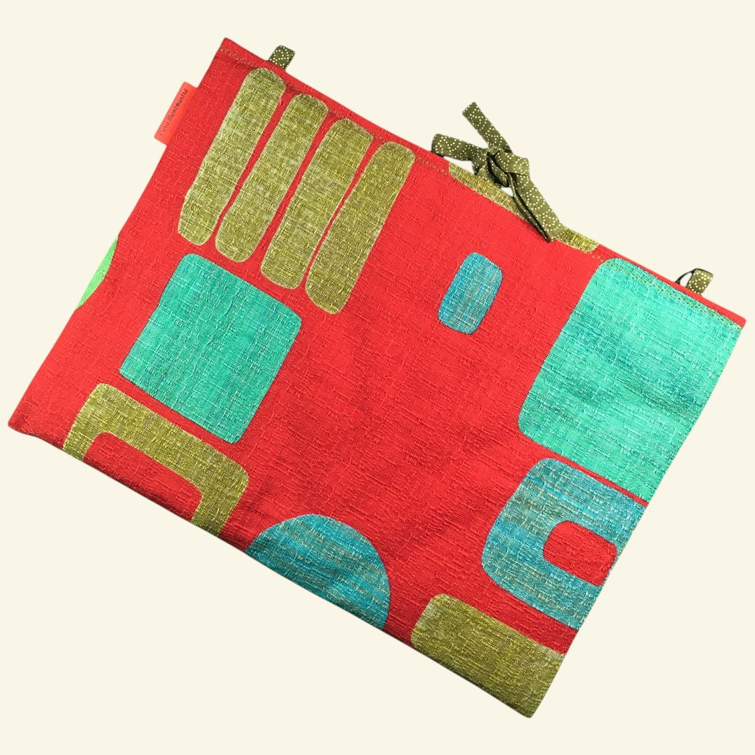 Housse ordinateur 13 pouces en tissu vintage graphique rouge, création originale faite main à Paris, étui doublé réversible. Exemplaire 1 recto face B.