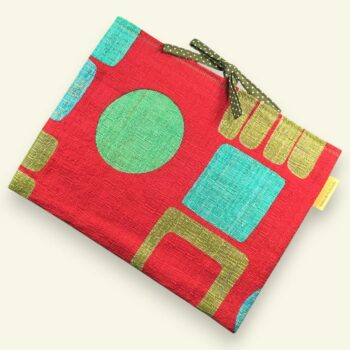 Pochette à livres matelassée rouge, étui pour tablettes, fait main, création originale pièce unique, tissu vintage barkcloth années 1960s. Taille S2, exemplaire 1, recto face A.