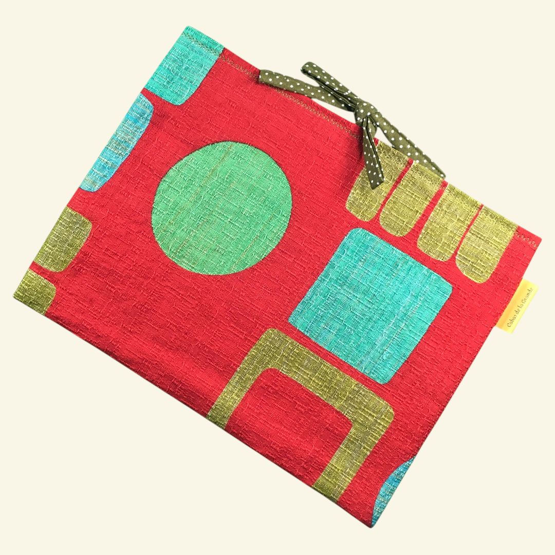 Pochette à livres matelassée rouge, étui pour tablettes, fait main, création originale pièce unique, tissu vintage barkcloth années 1960s. Taille S2, exemplaire 1, recto face A.