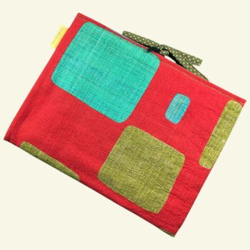 Pochette à livres matelassée rouge, étui pour tablettes, fait main, création originale pièce unique, tissu vintage barkcloth années 1960s. Taille S2, exemplaire 1, recto face B.