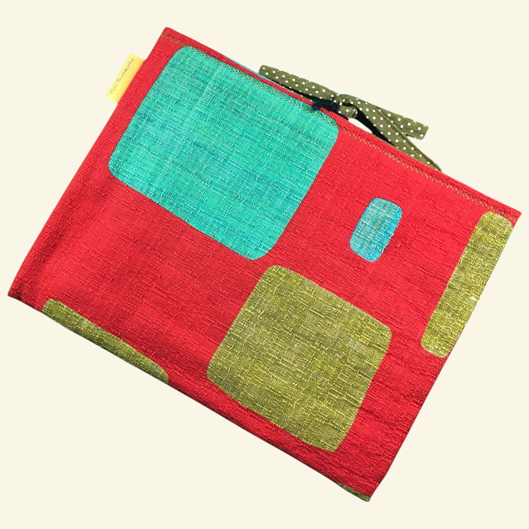 Pochette à livres matelassée rouge, étui pour tablettes, fait main, création originale pièce unique, tissu vintage barkcloth années 1960s. Taille S2, exemplaire 1, recto face B.