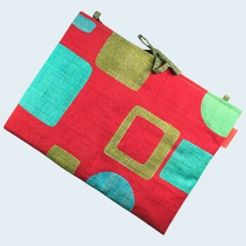 Housse ordinateur 13 pouces en tissu vintage graphique rouge, création originale faite main à Paris, étui doublé réversible. Exemplaire 2 recto face A.