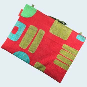 Housse ordinateur 13 pouces en tissu vintage graphique rouge, création originale faite main à Paris, étui doublé réversible. Exemplaire 2 recto face B.