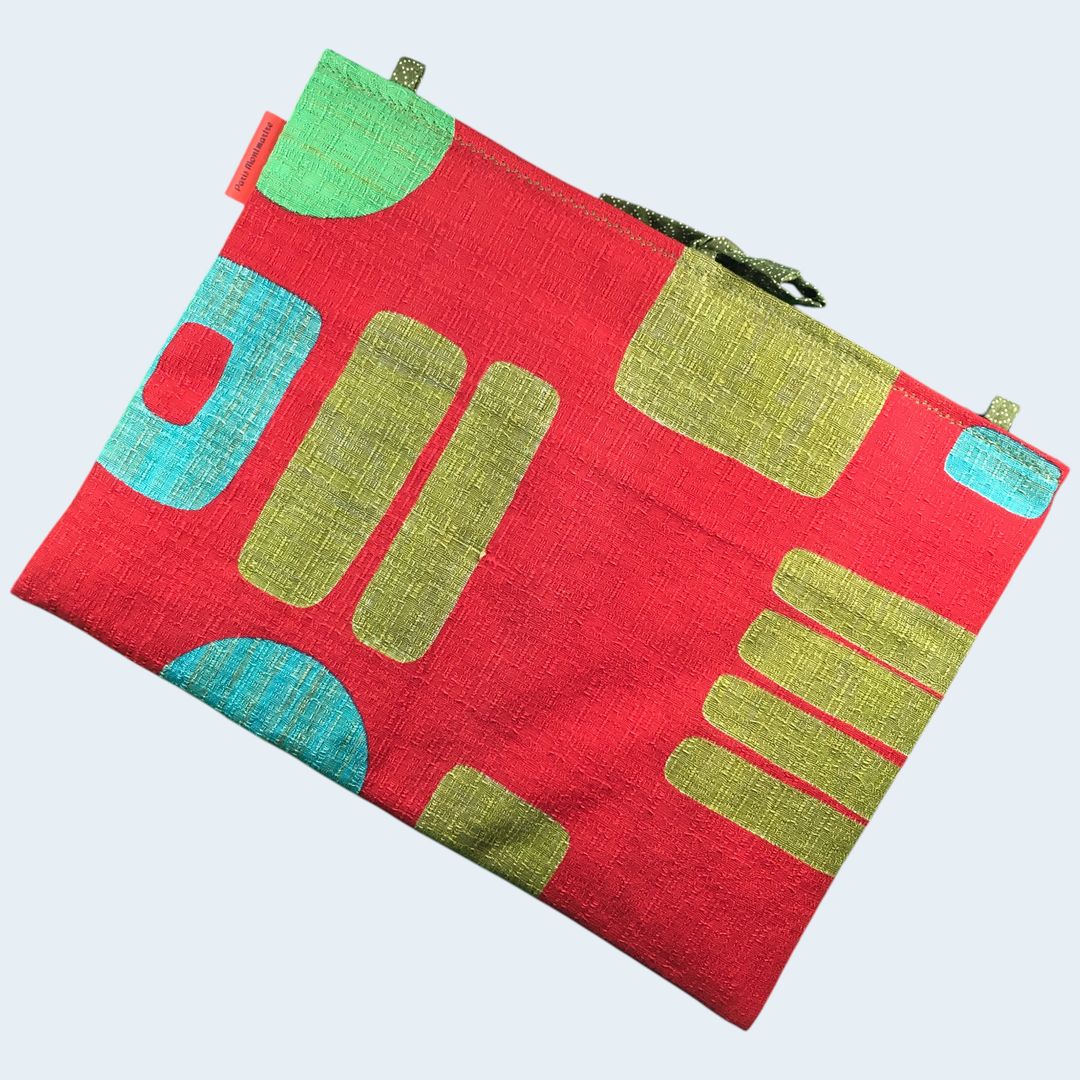 Housse ordinateur 13 pouces en tissu vintage graphique rouge, création originale faite main à Paris, étui doublé réversible. Exemplaire 2 recto face B.