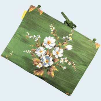 Housse ordinateur 13 pouces en tissu floral vert vintage, motif rétro champêtre, création originale faite main à Paris, étui doublé réversible. Exemplaire 3 recto face B.