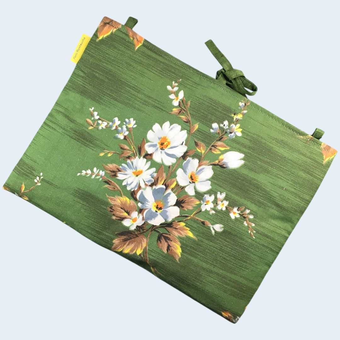 Housse ordinateur 13 pouces en tissu floral vert vintage, motif rétro champêtre, création originale faite main à Paris, étui doublé réversible. Exemplaire 3 recto face B.