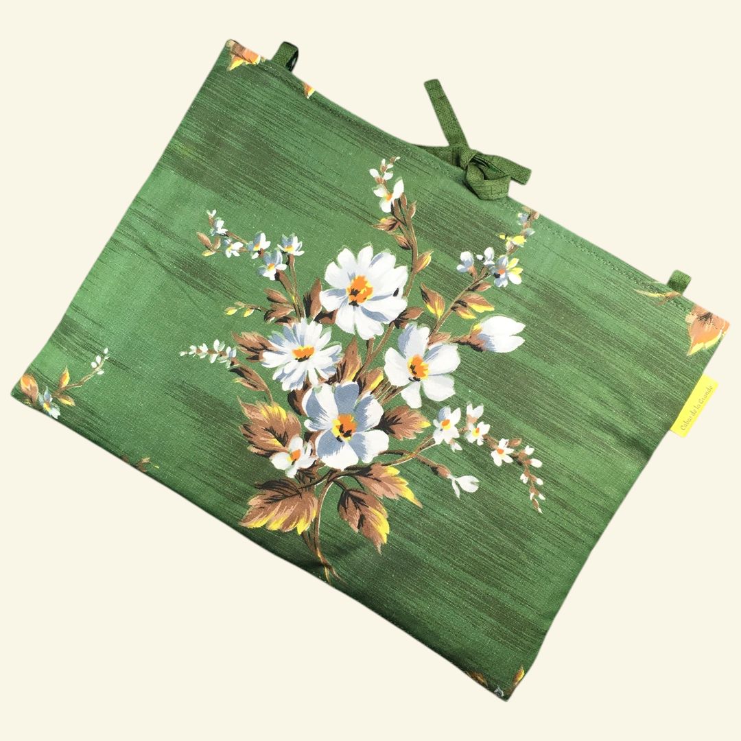 Housse ordinateur 13 pouces en tissu floral vert vintage, motif rétro champêtre, création originale faite main à Paris, étui doublé réversible. Exemplaire 4 recto face A.
