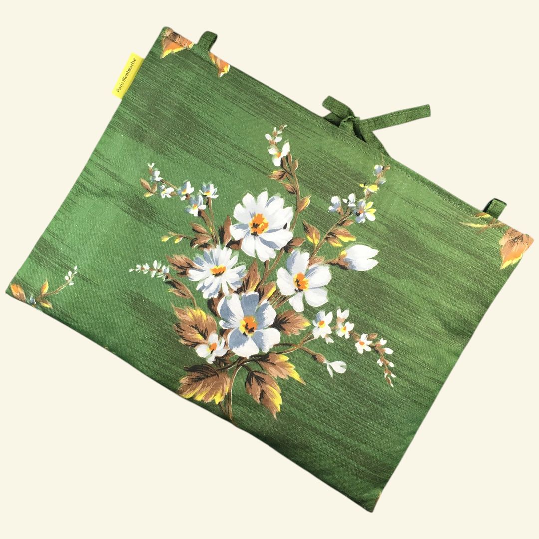 Housse ordinateur 13 pouces en tissu floral vert vintage, motif rétro champêtre, création originale faite main à Paris, étui doublé réversible. Exemplaire 4 recto face B.