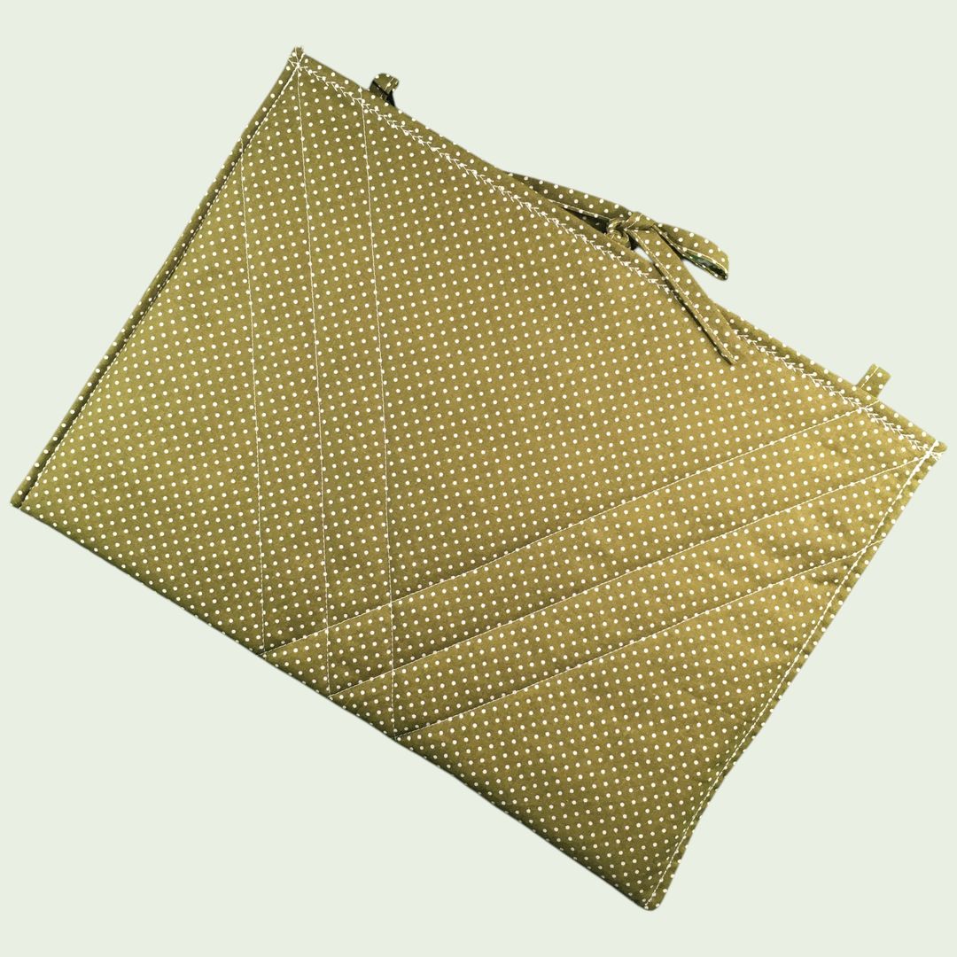 Housse laptop 13 pouces vintage en tissu fleuri graphique, création originale faite main à Paris, étui doublé réversible. Doublure verte, exemplaire 1, verso, doublure et matelassage.
