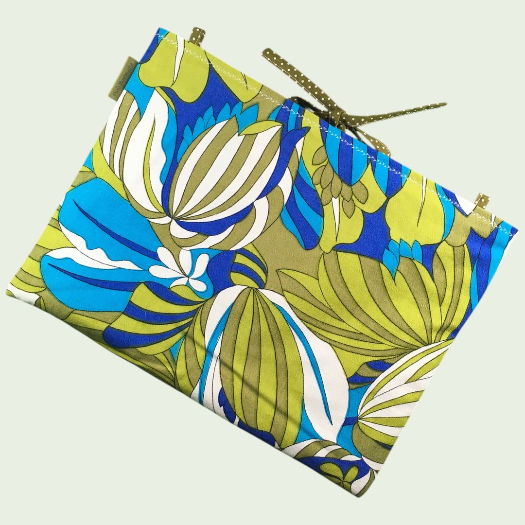 Housse laptop 13 pouces vintage en tissu fleuri graphique, création originale faite main à Paris, étui doublé réversible. Doublure verte, exemplaire 1 recto face B.