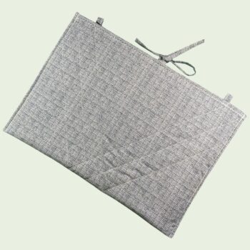 Pochette ordinateur 13 pouces en tissu imprimé vintage, création originale faite main à Paris, étui doublé réversible pouvant être porté en bandoulière. Doublure bleue. Exemplaire 1 verso matelassage.