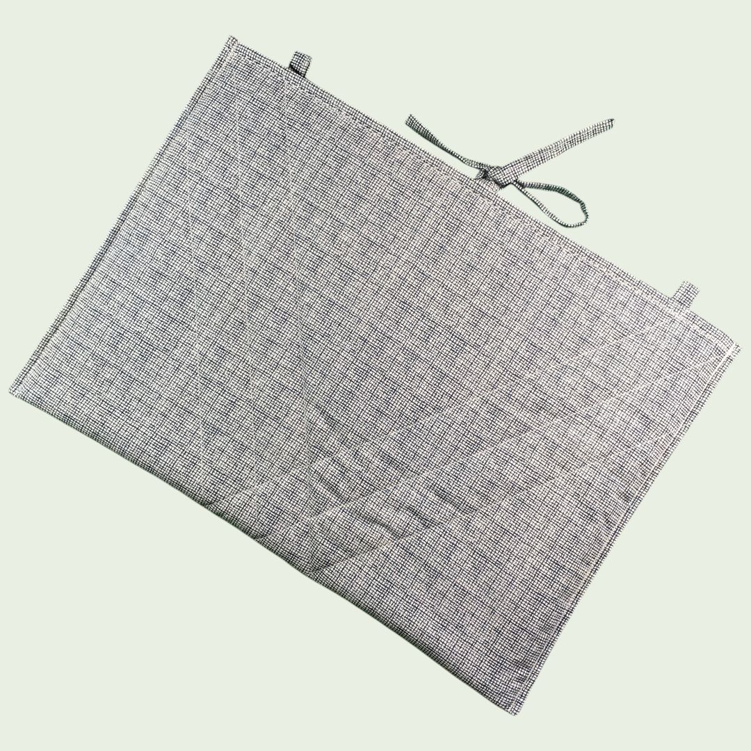 Pochette ordinateur 13 pouces en tissu imprimé vintage, création originale faite main à Paris, étui doublé réversible pouvant être porté en bandoulière. Doublure bleue. Exemplaire 1 verso matelassage.