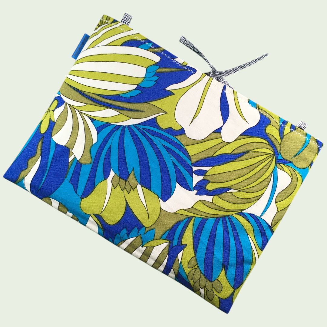 Pochette ordinateur 13 pouces en tissu imprimé vintage, création originale faite main à Paris, étui doublé réversible pouvant être porté en bandoulière. Doublure bleue. Exemplaire 1 recto face B.