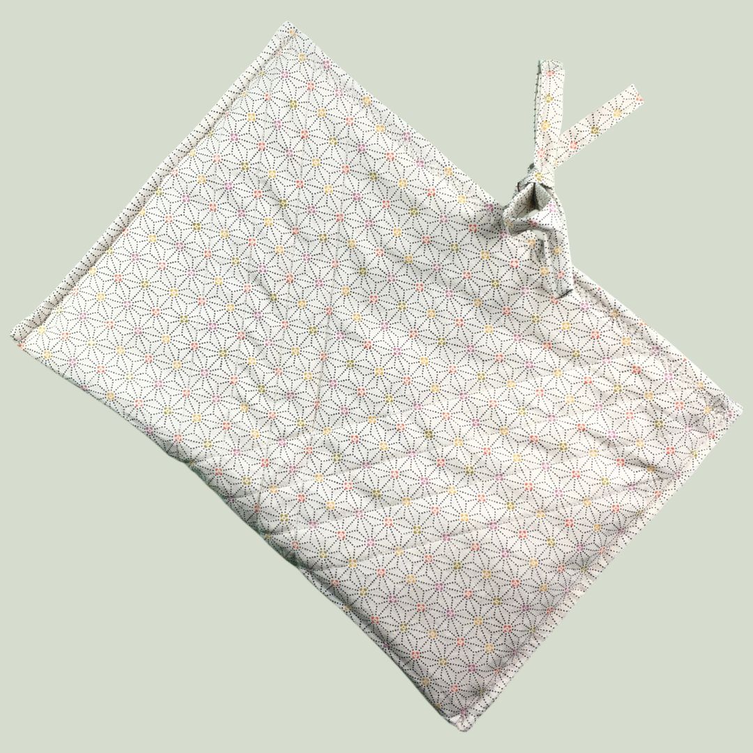 Housse matelassée fleurie champêtre, poche à livres et tablettes, création originale pièce unique, tissu vintage des années 1940s 1950s revalorisé. Taille S1. Verso, doublure et matelassage.